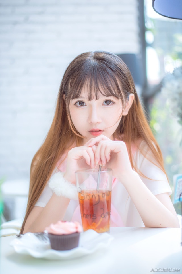 世界上没有谁会对谁真心。也只有骗子才是真心。因为他想真心骗你。